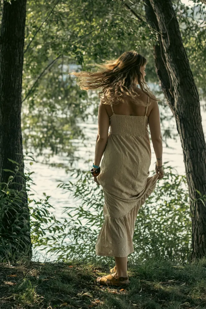 Rezi walking into the willows by the river in Prague